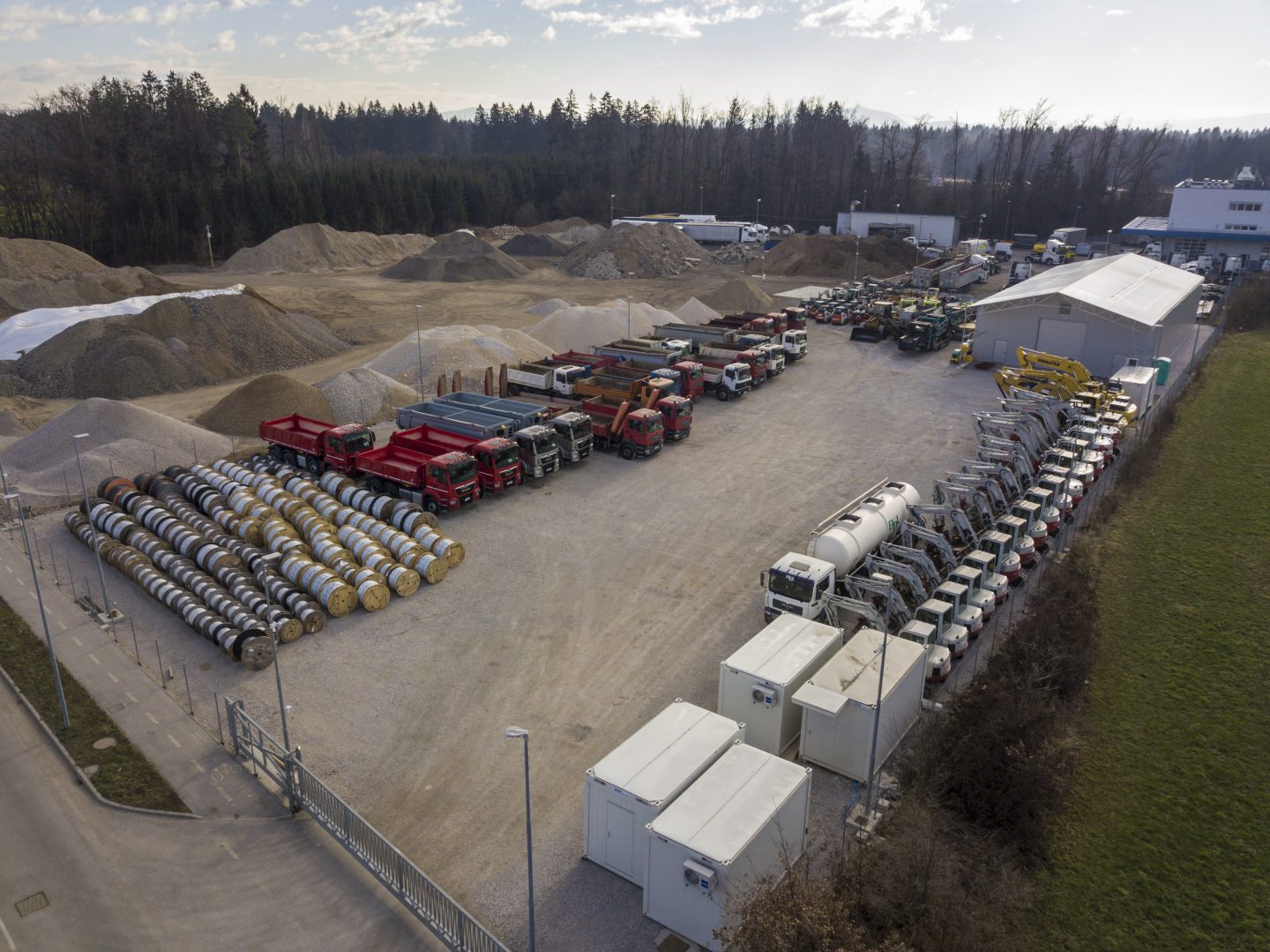 Gradbišče z opremo iz zraka