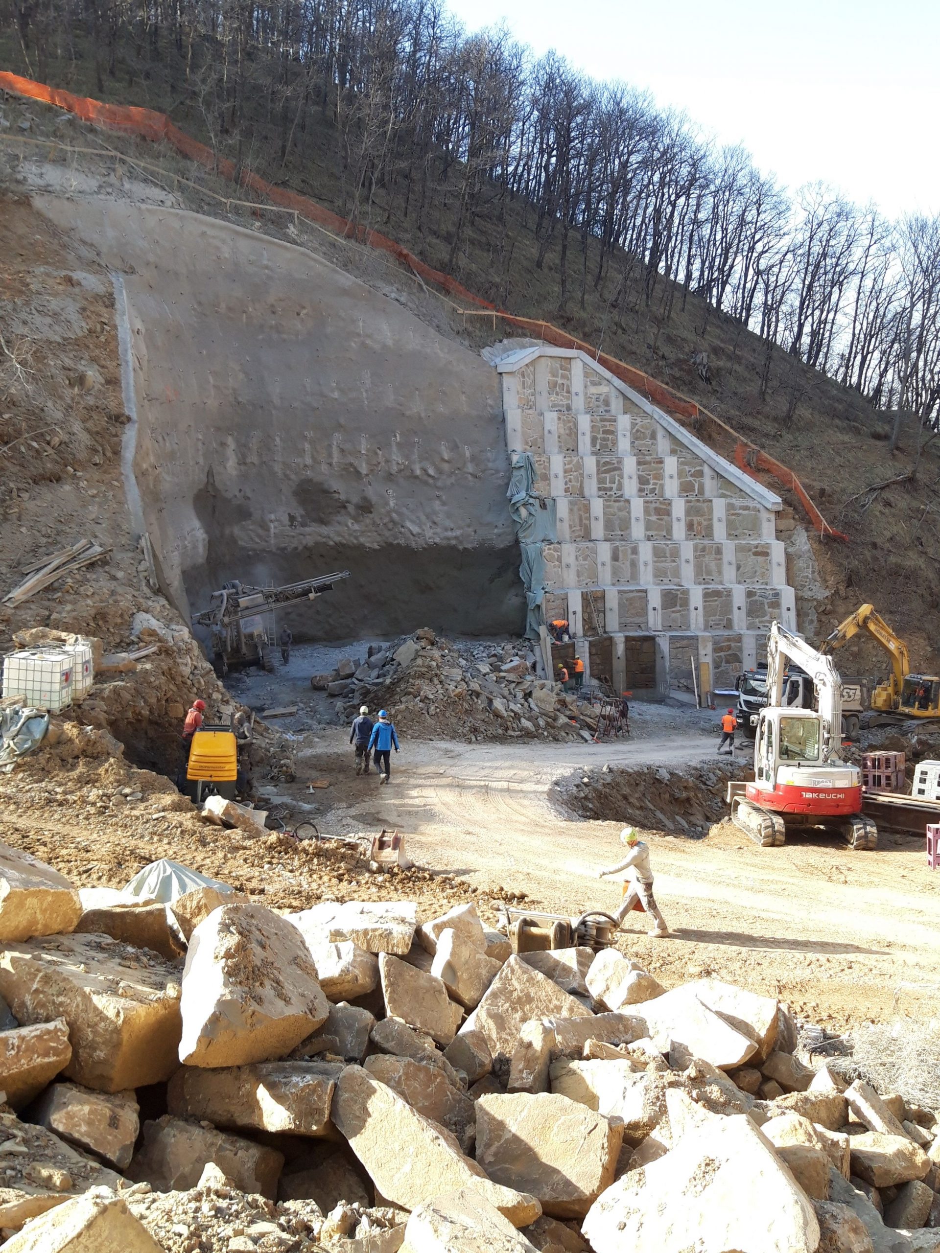 Gradbišče s težko mehanizacijo in delavci